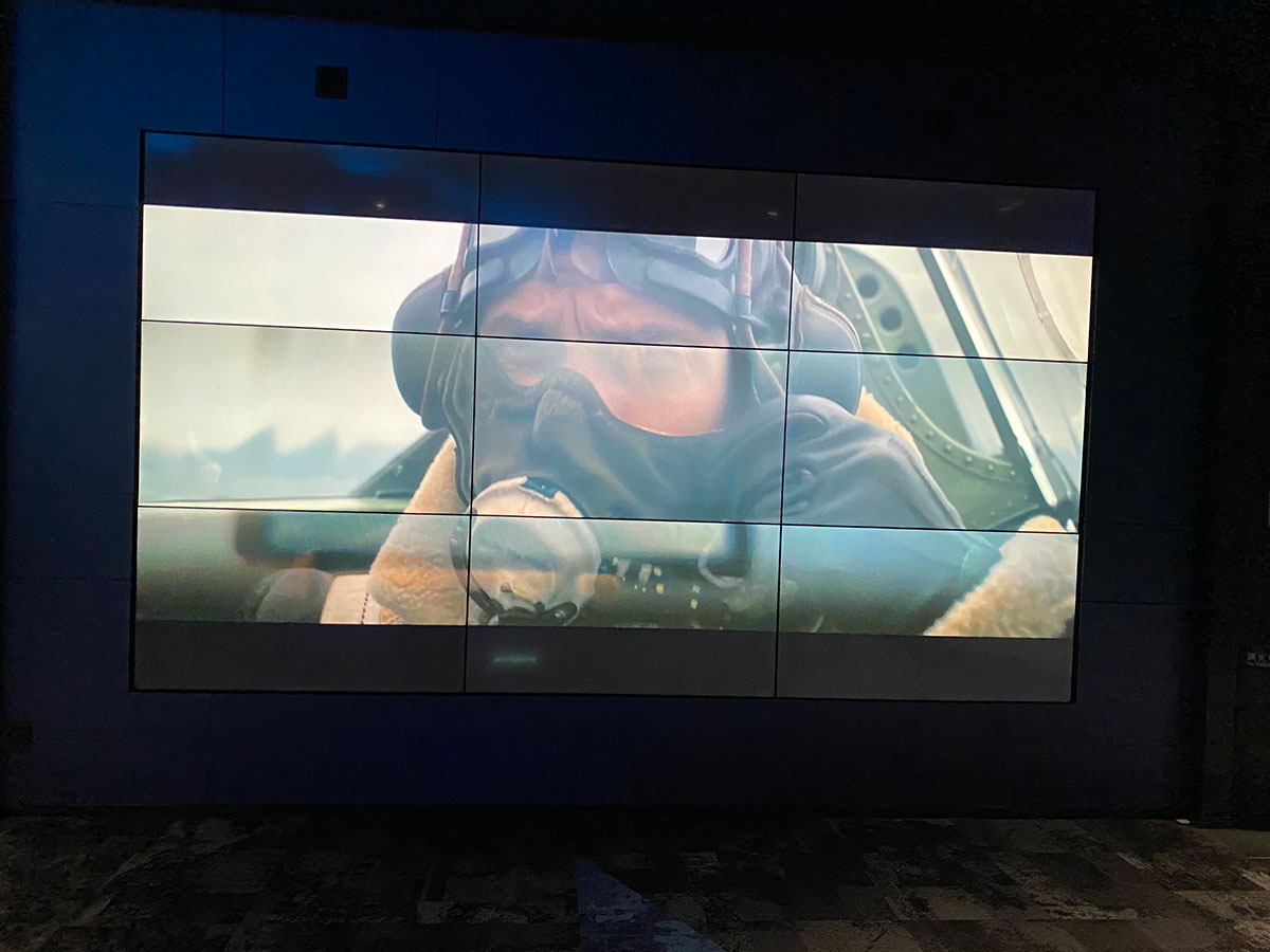 丸の内ピカデリー Dolby Cinmaスクリーン前のロビーにある大型モニターで上映されていた『ダンケルク』予告編映像。