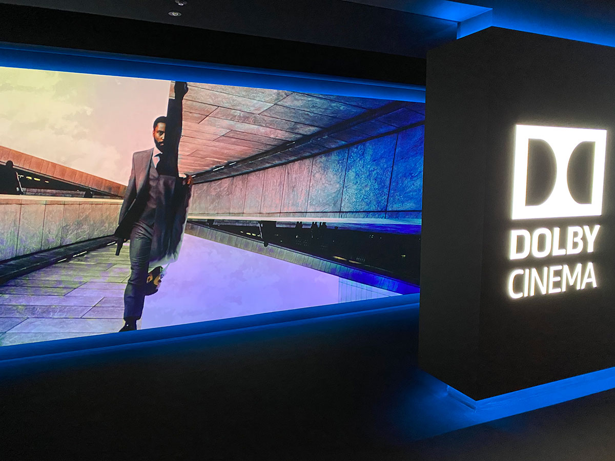 丸の内ピカデリー、Dolby Cinemaスクリーン入口に表示された『TENET テネット』キーヴィジュアル。