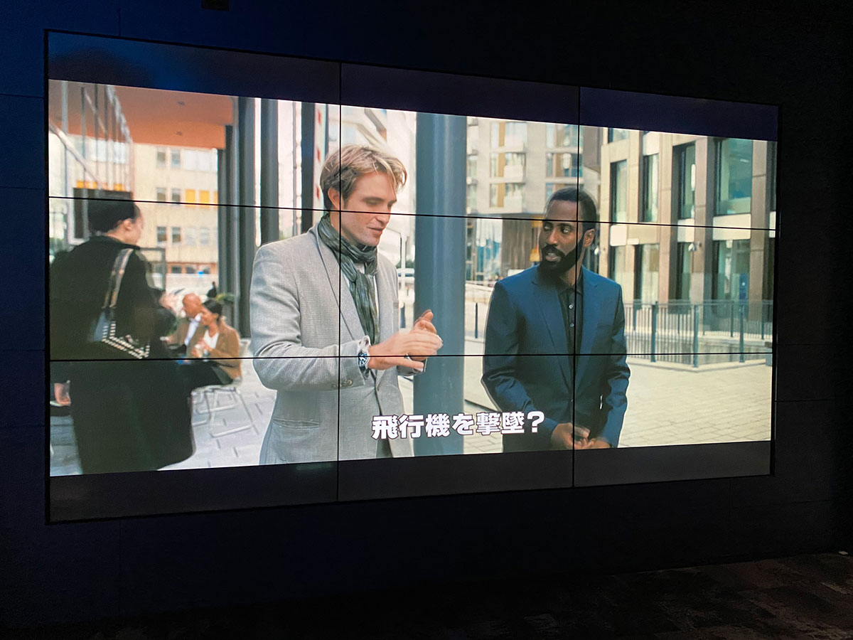 丸の内ピカデリー、Dolby Cinemaスクリーンのロビー壁面モニターに表示された『TENET テネット』予告篇映像。