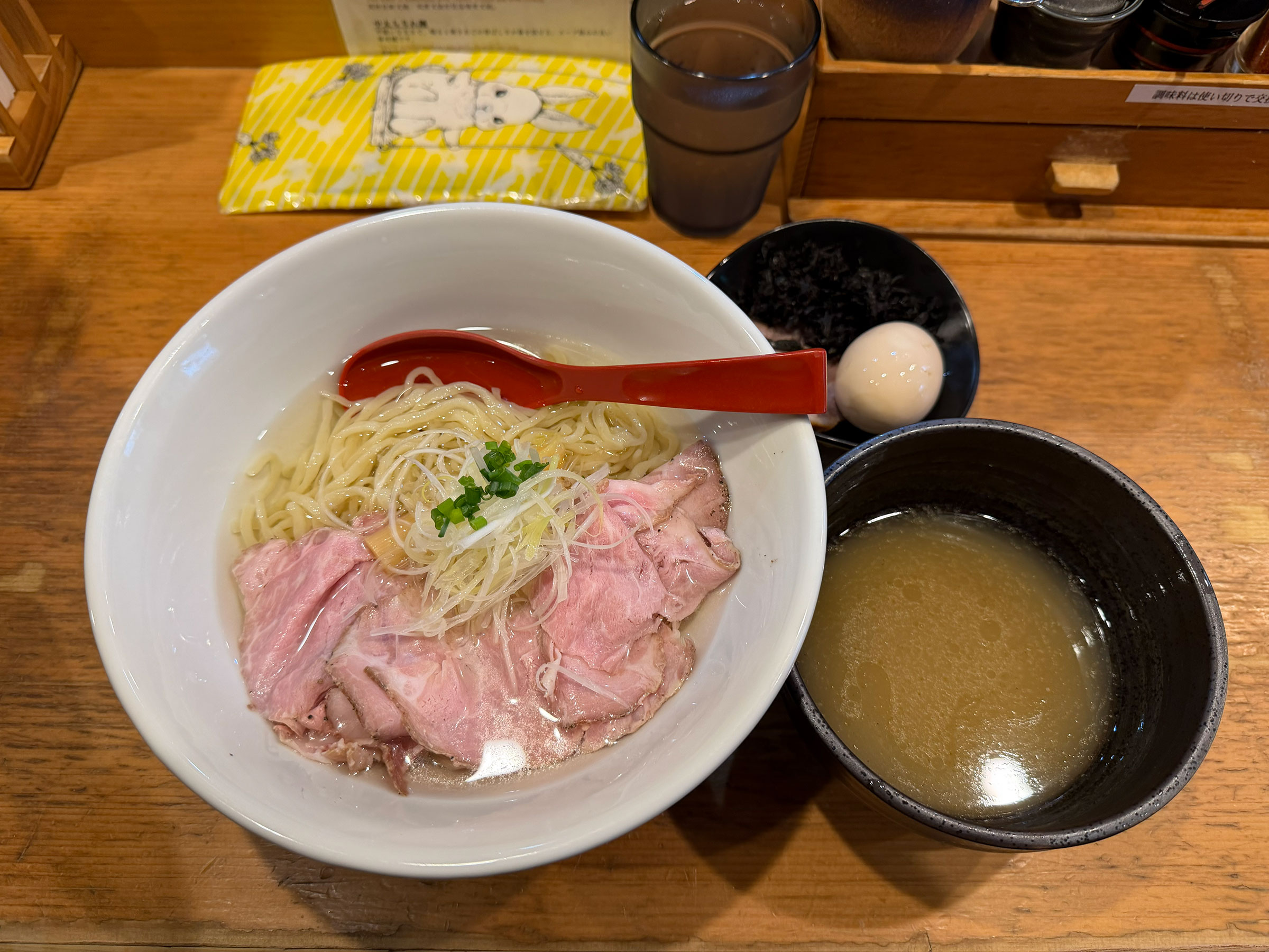 焼きあご塩らー麺たかはし 銀座店の特製淡麗昆布水つけ麺。お茶漬け用のご飯小、はまだ届いてない段階。 焼きあご塩らー麺たかはし 銀座店の特製淡麗昆布水つけ麺。お茶漬け用のご飯小、はまだ届いてない段階。