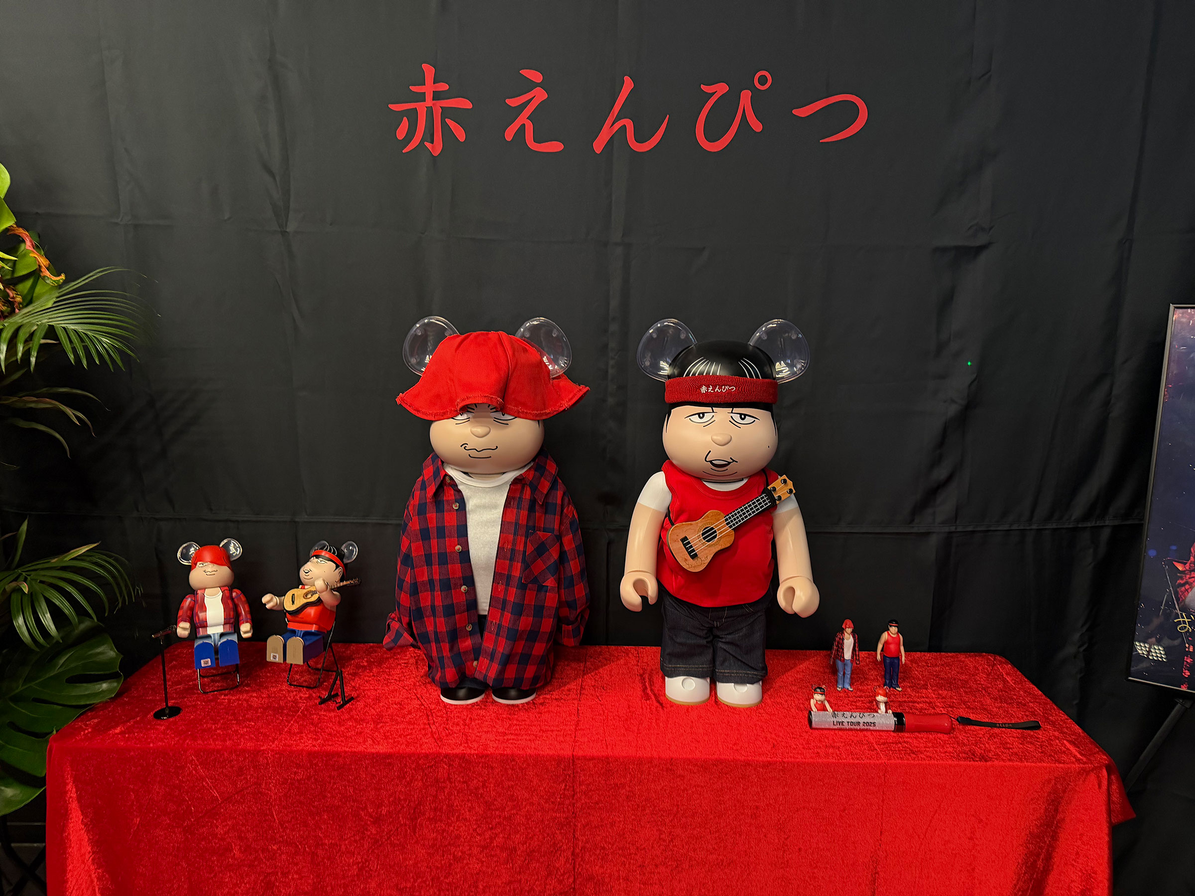 赤えんぴつ LIVE TOUR at Zepp Haneda、ロビー端に展示されていた赤えんぴつBE@RBRICKやソフビ等々。 赤えんぴつ LIVE TOUR at Zepp Haneda、ロビー端に展示されていた赤えんぴつBE@RBRICKやソフビ等々。