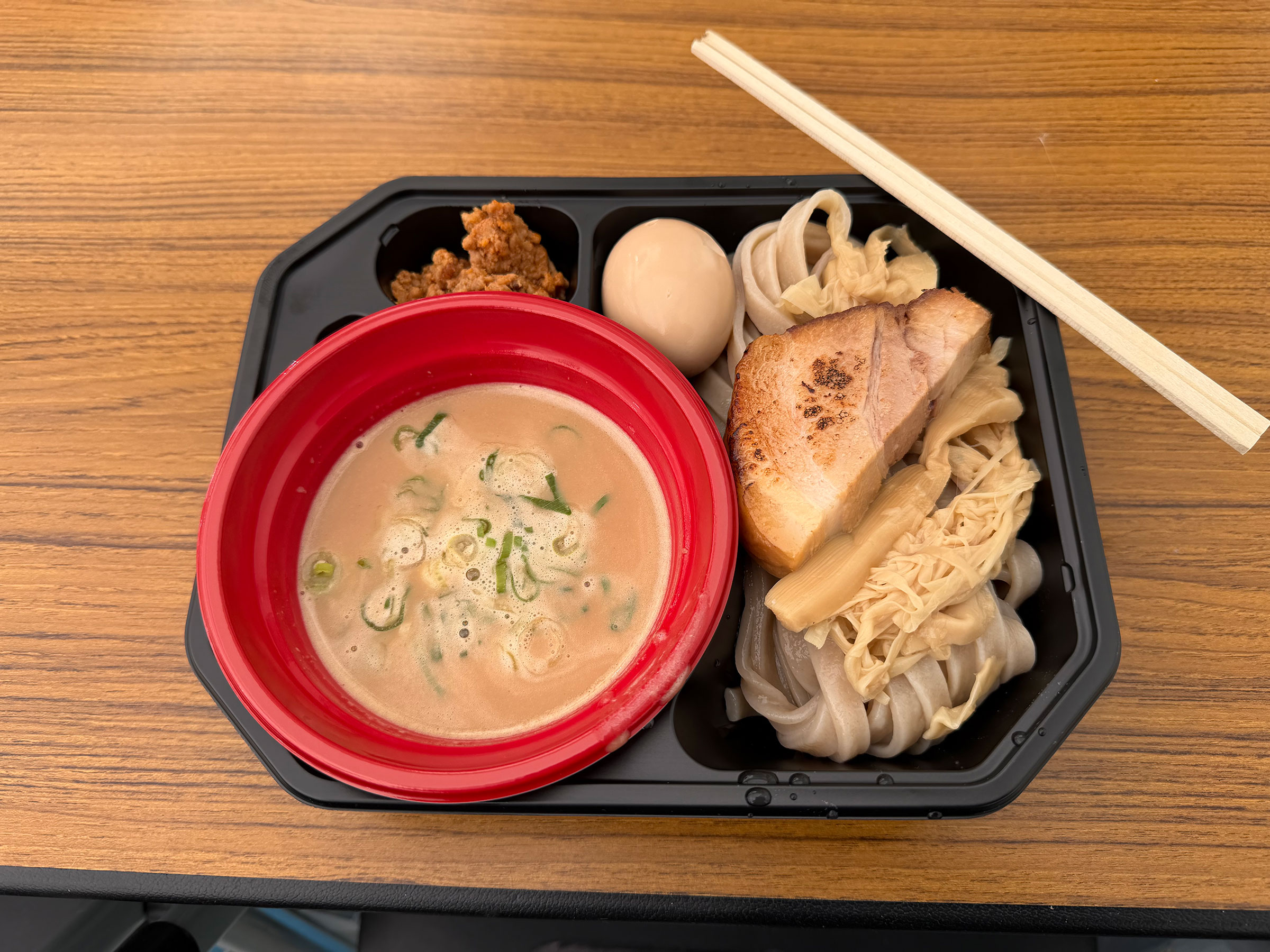 麺堂稲葉のThe IIIrd Eye「鶏とのどぐろの覚醒」、トッピングは全種盛り。 麺堂稲葉のThe IIIrd Eye「鶏とのどぐろの覚醒」、トッピングは全種盛り。