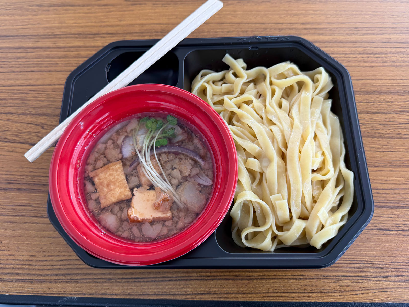 うずとかみなりの背脂台湾ブラックつけそば。 うずとかみなりの背脂台湾ブラックつけそば。