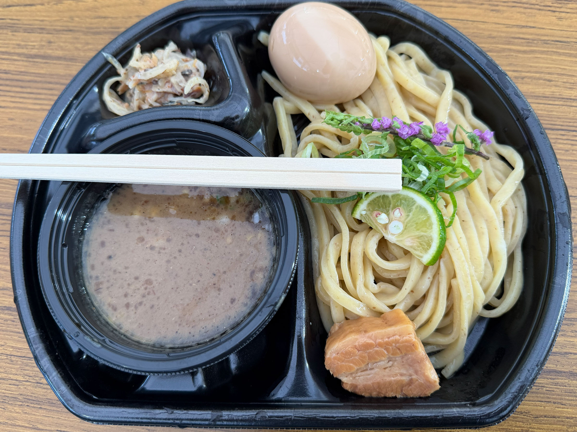 つけ麺一頂の特濃 酢橘香る鯖節つけ麺、トッピングは味玉。 つけ麺一頂の特濃 酢橘香る鯖節つけ麺、トッピングは味玉。