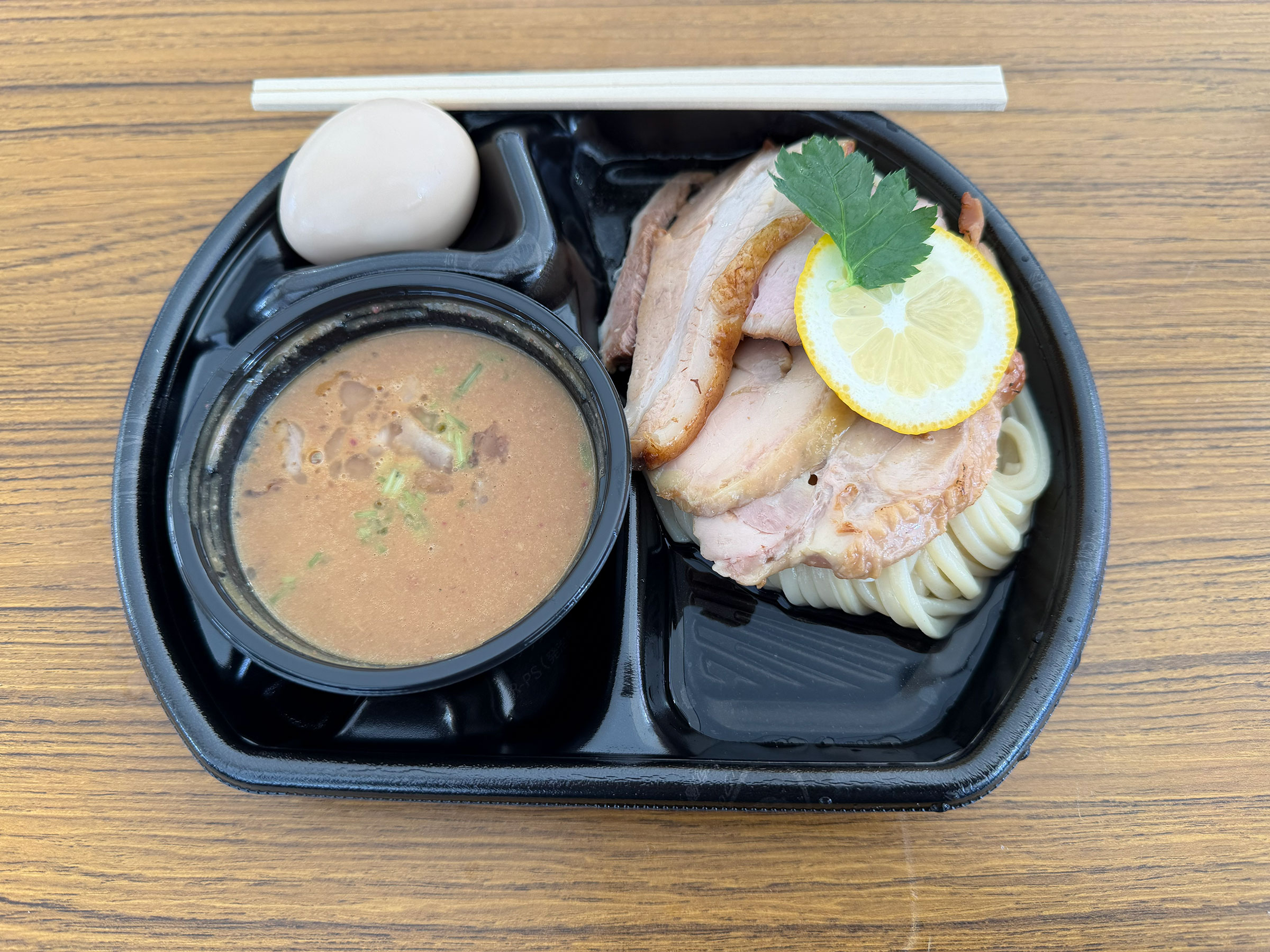 麺屋四季~Shiki~の昆布水鶏白湯エスプーマーつけ麺、特製トッピングで。 麺屋四季~Shiki~の昆布水鶏白湯エスプーマーつけ麺、特製トッピングで。