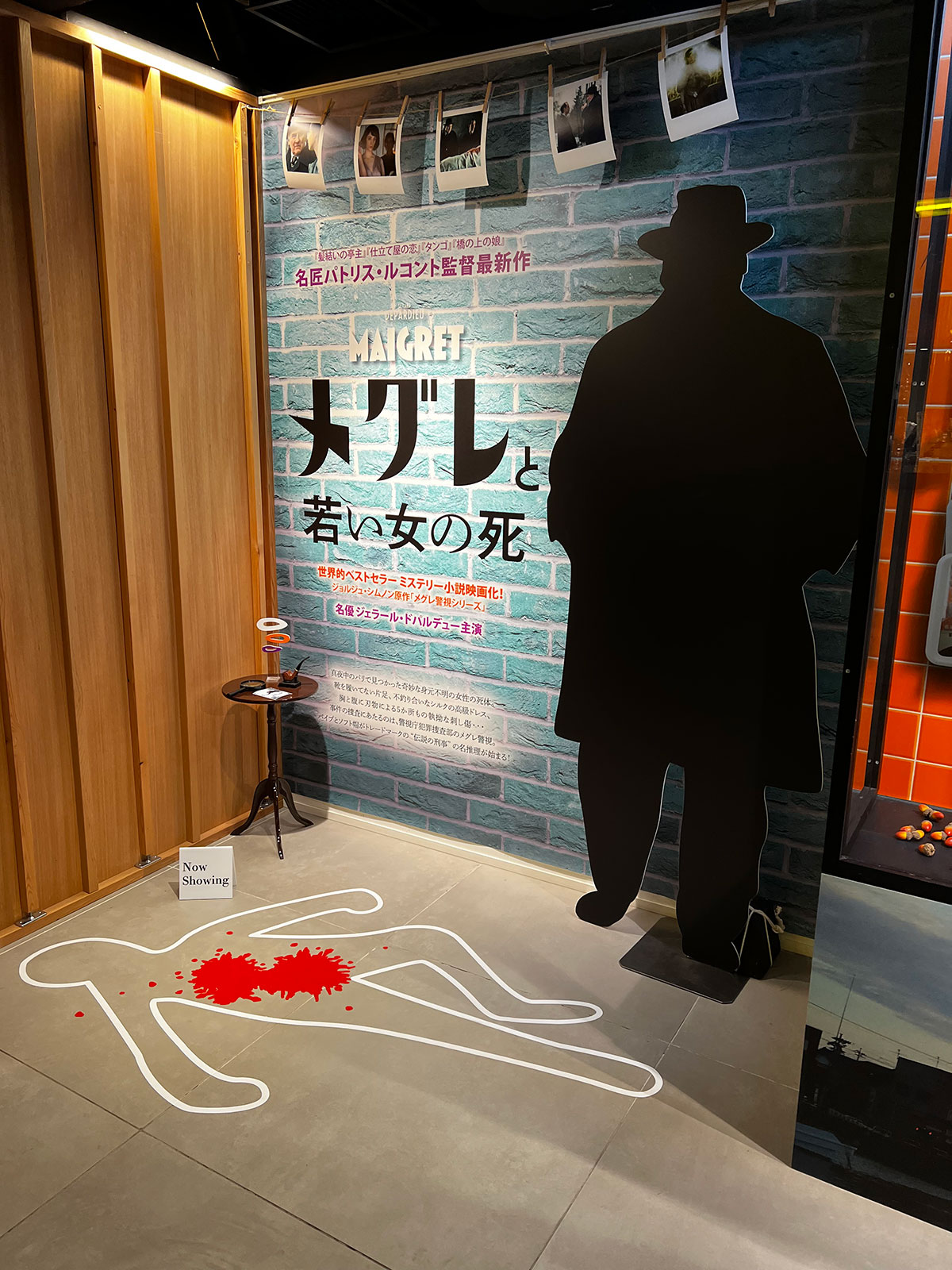 新宿武蔵野館ロビーに展示された『メグレと若い女の死』イメージ。