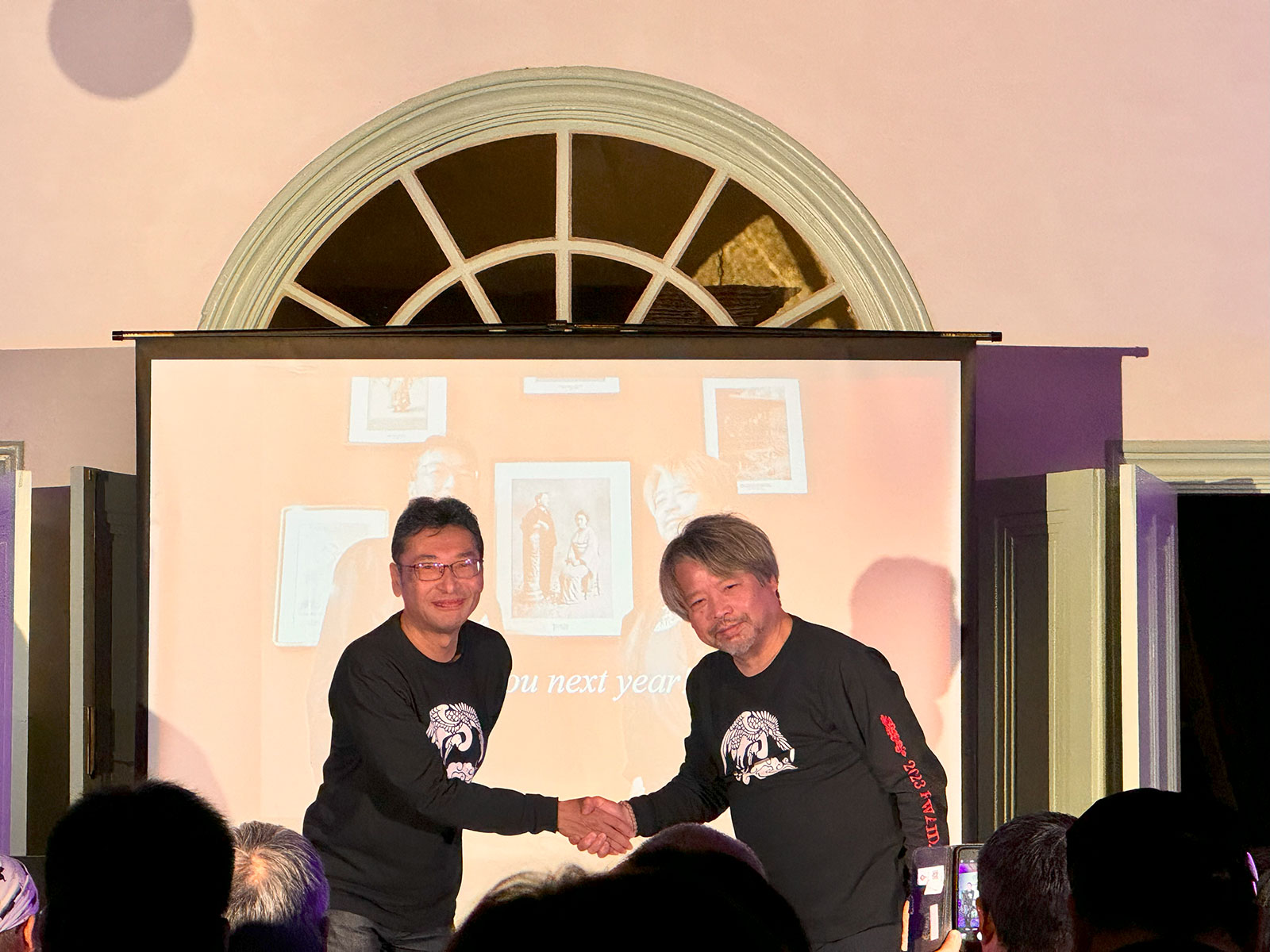 イベント最後に催されたフォトセッションにて。左が小泉凡氏、右が木原浩勝氏。