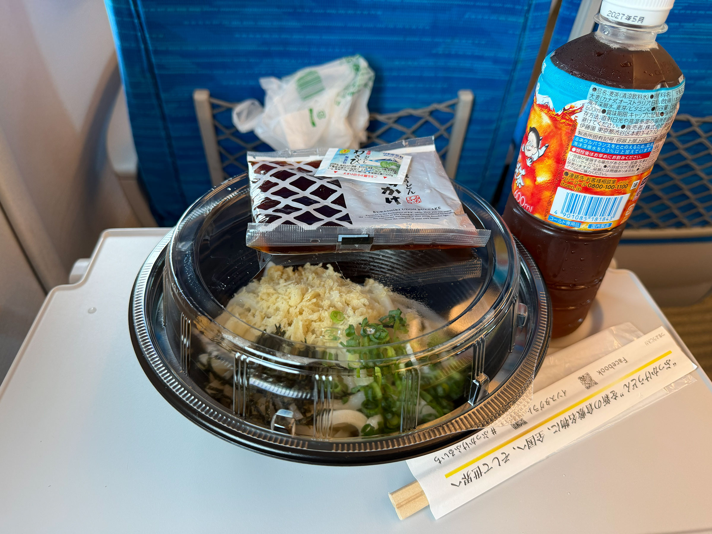購入したぶっかけうどん冷を、新幹線の座席にて撮影。 購入したぶっかけうどん冷を、新幹線の座席にて撮影。