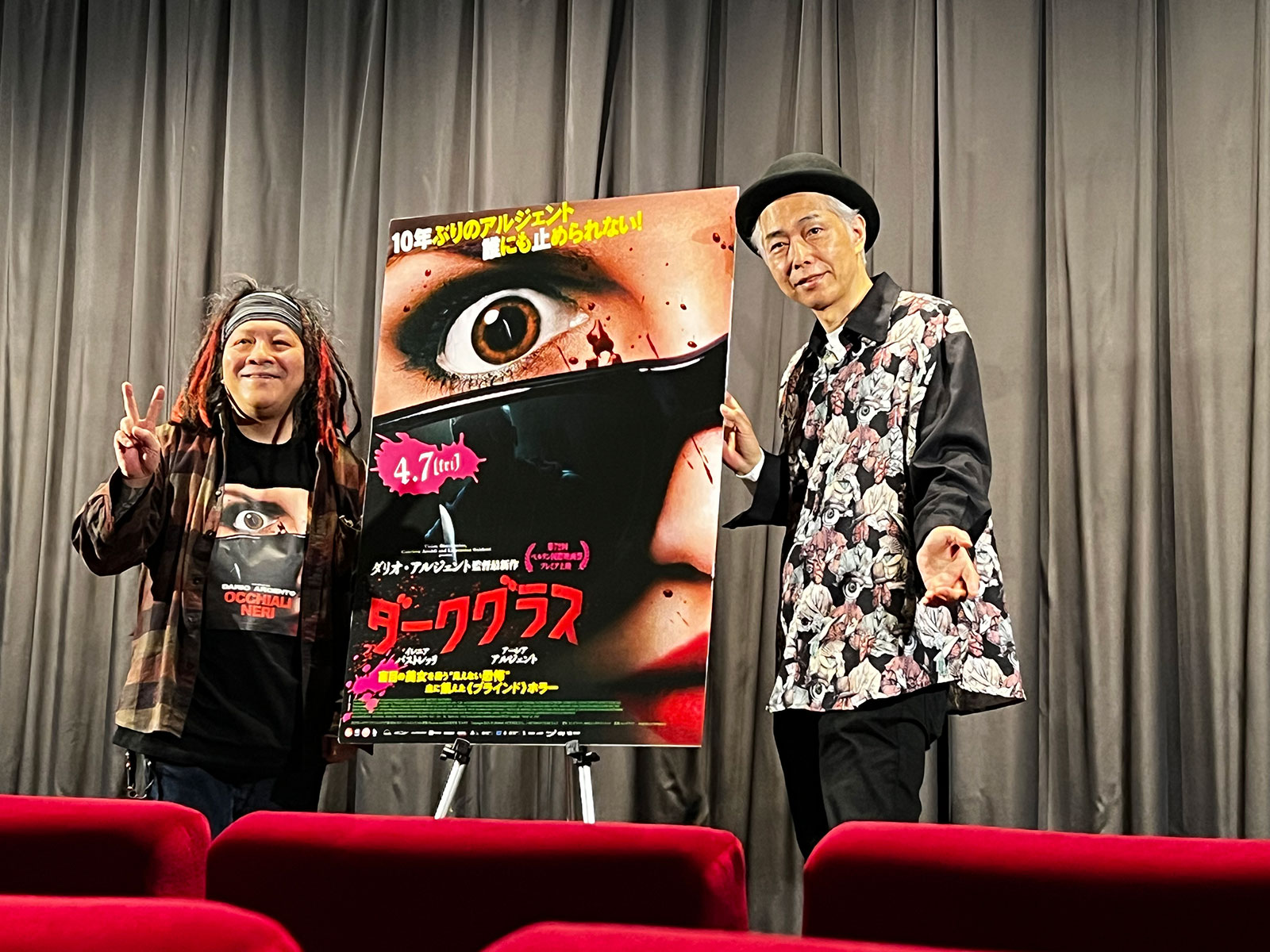 『ダークグラス』公開記念トークイベントのフォトセッション。左が高橋ヨシキ氏、右が大槻ケンヂ氏。