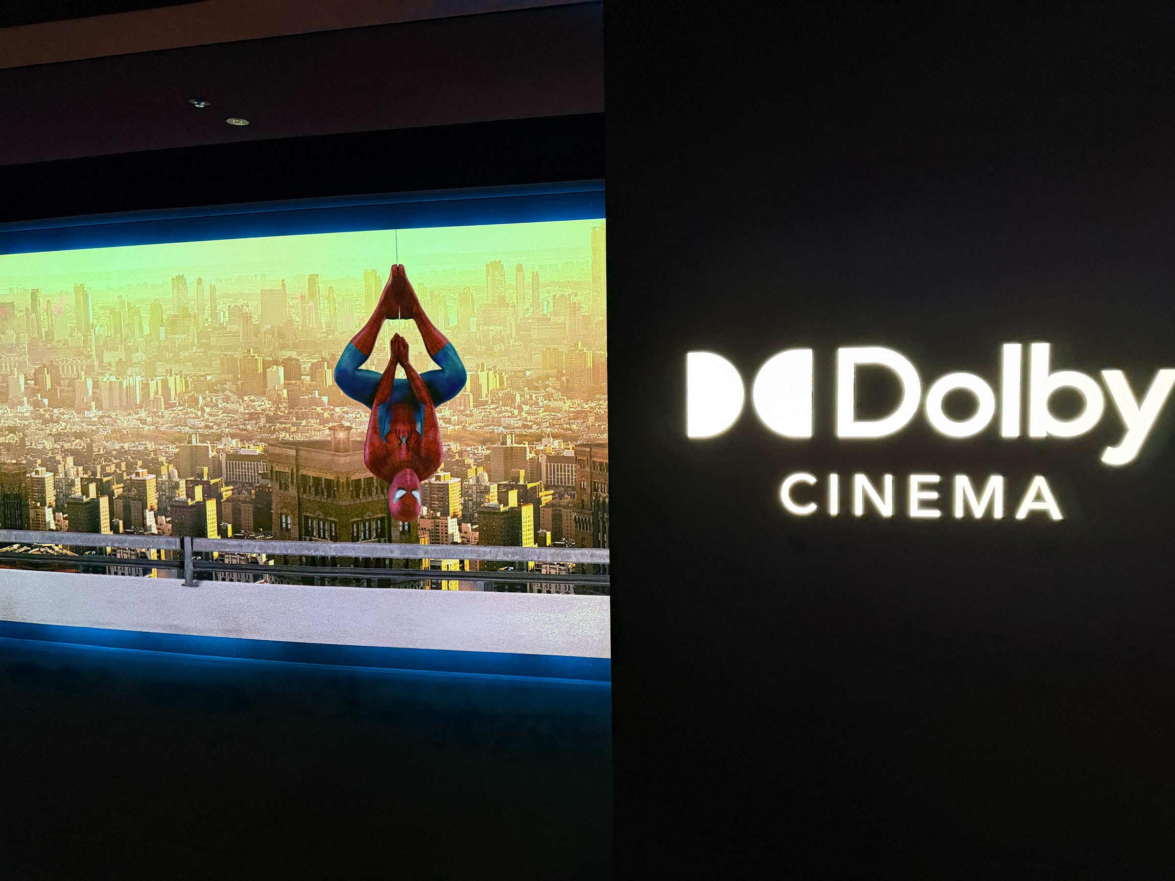 丸の内ピカデリー、Dolby CinemaスクリーンのAVP(オーディオ・ヴィジュアル・パス)に表示された『スパイダーマン:ブランド・ニュー・デイ』特別映像のひとコマ。 丸の内ピカデリー、Dolby CinemaスクリーンのAVP(オーディオ・ヴィジュアル・パス)に表示された『スパイダーマン:ブランド・ニュー・デイ』特別映像のひとコマ。