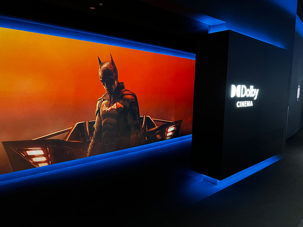 丸の内ピカデリー、Dolby CinemaスクリーンのＡＶＰ（オーディオ・ヴィジュアル・パス）に表示された『THE BATMAN－ザ・バットマン－』特別映像のひとコマ。