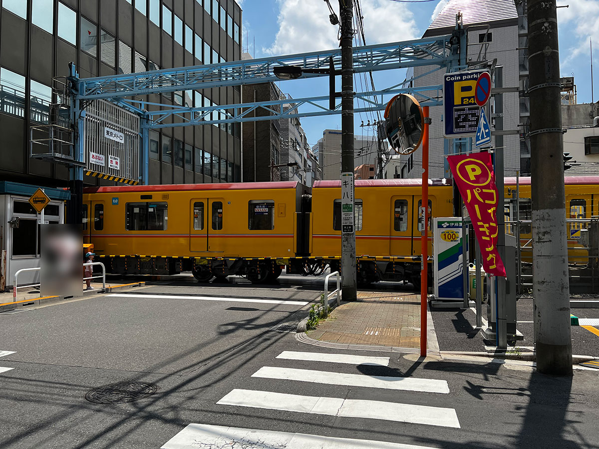 東京メトロ銀座線から地上に出て、車庫入りする列車。