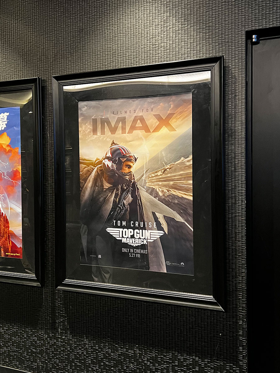 TOHOシネマズ新宿、IMAXスクリーン入口向かいの壁に掲示された『トップガン マーヴェリック』IMAX用ポスター。